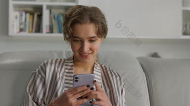 快乐女孩发短信消息移动电话肖像应用程序用户智能手机